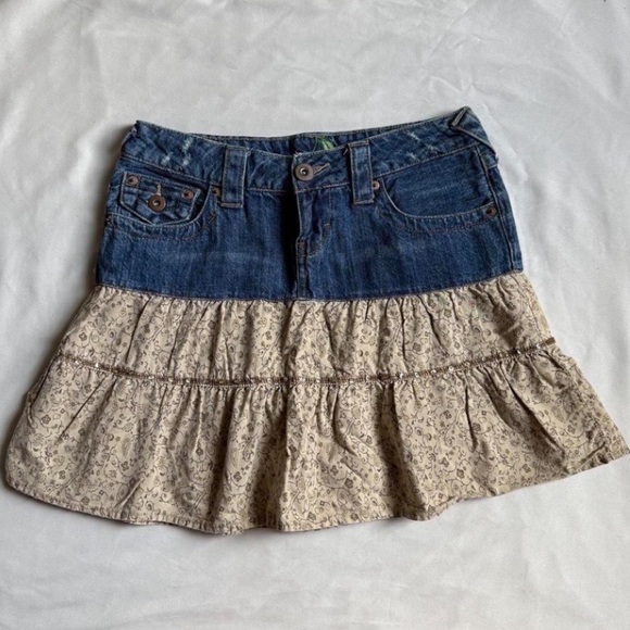 SO Dresses & Skirts - Low rise paisley mini skirt